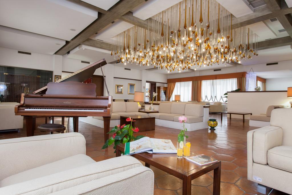 Hotel Grand De Rose 4*